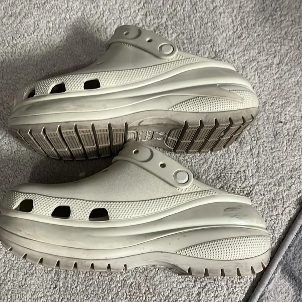 Beige crocs with thick heels women’s size 8 - Picture 3 of 7